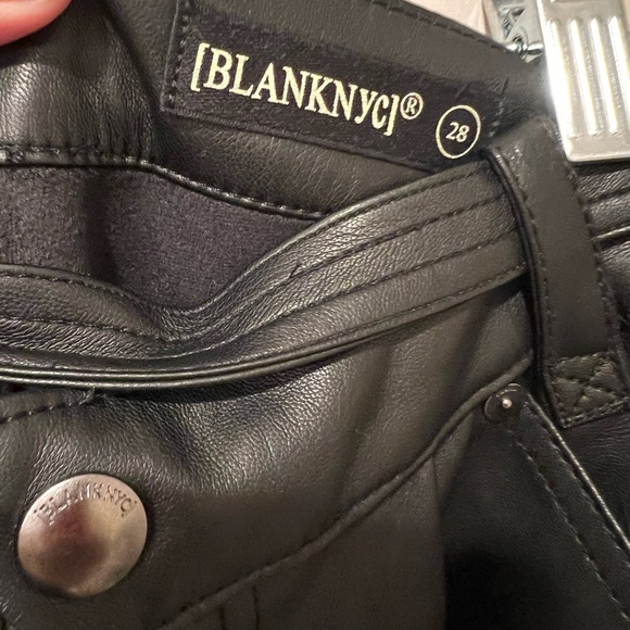BLANKNYC FAUX LEATHER VEGAN CUFF BELTED BLACK SHORTS 28 - Picture 7 of 7